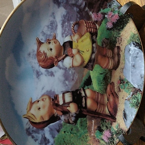 M.J. Hummel set of Little Companions plates - Picture 2 of 9